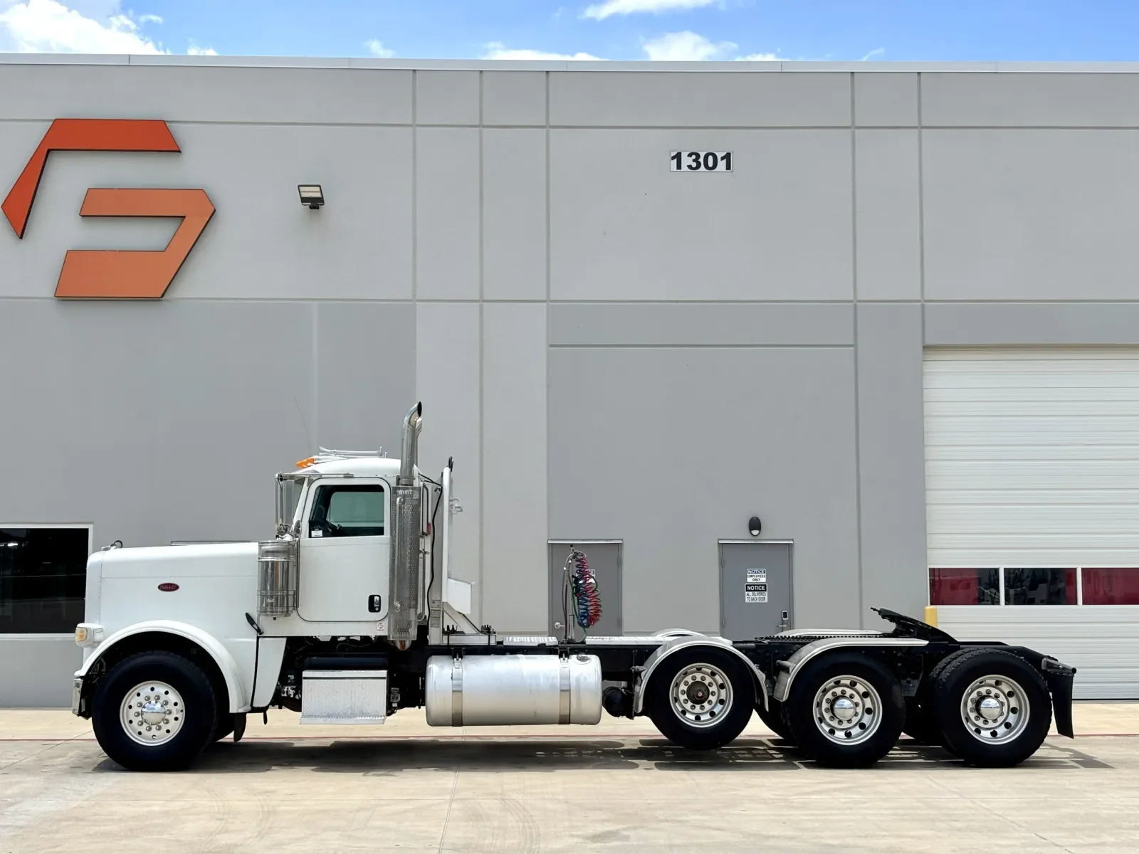 2012 Peterbilt 388 in Hutchins, TX — photo 4
