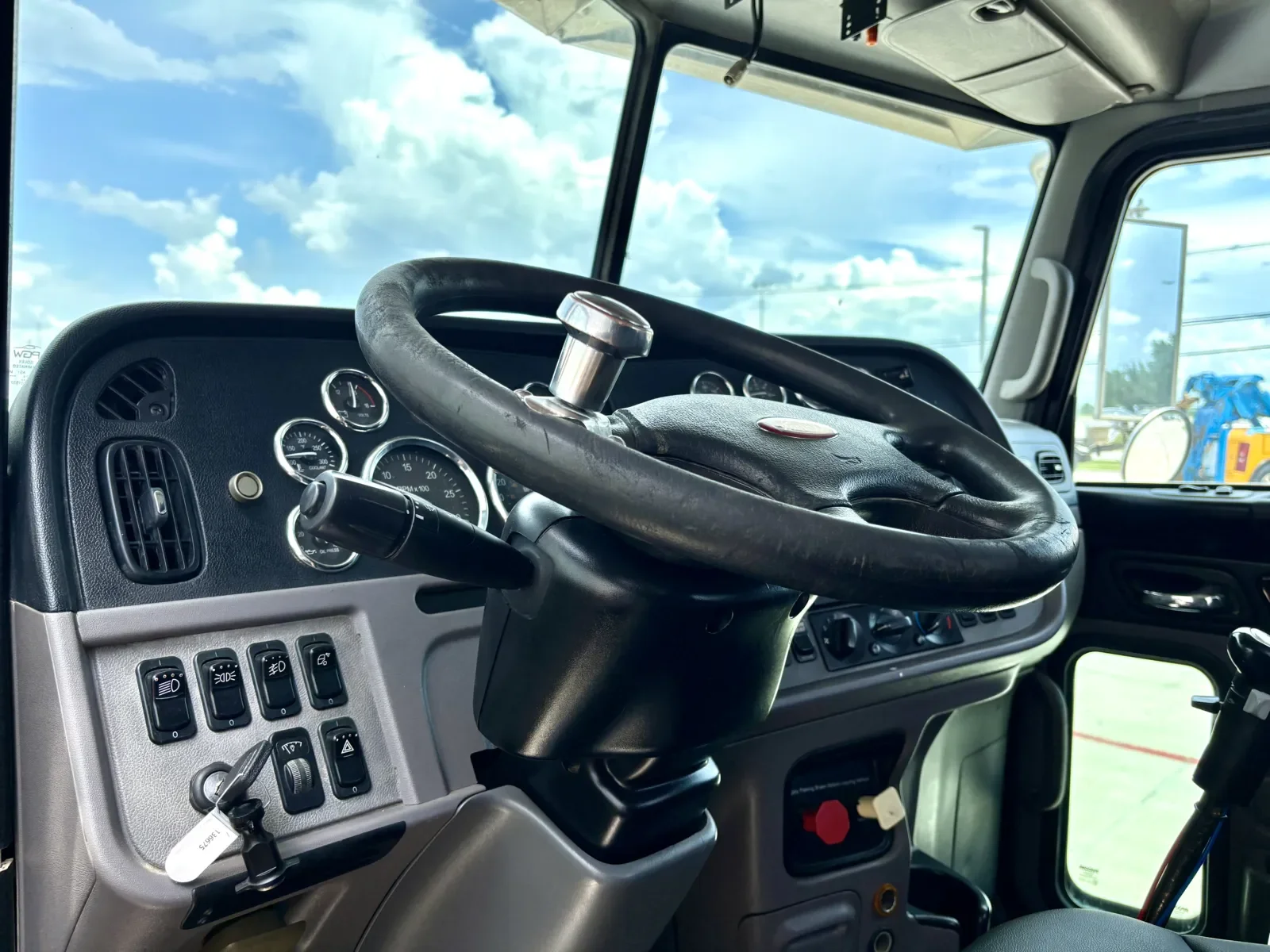 2012 Peterbilt 388 in Hutchins, TX — photo 15