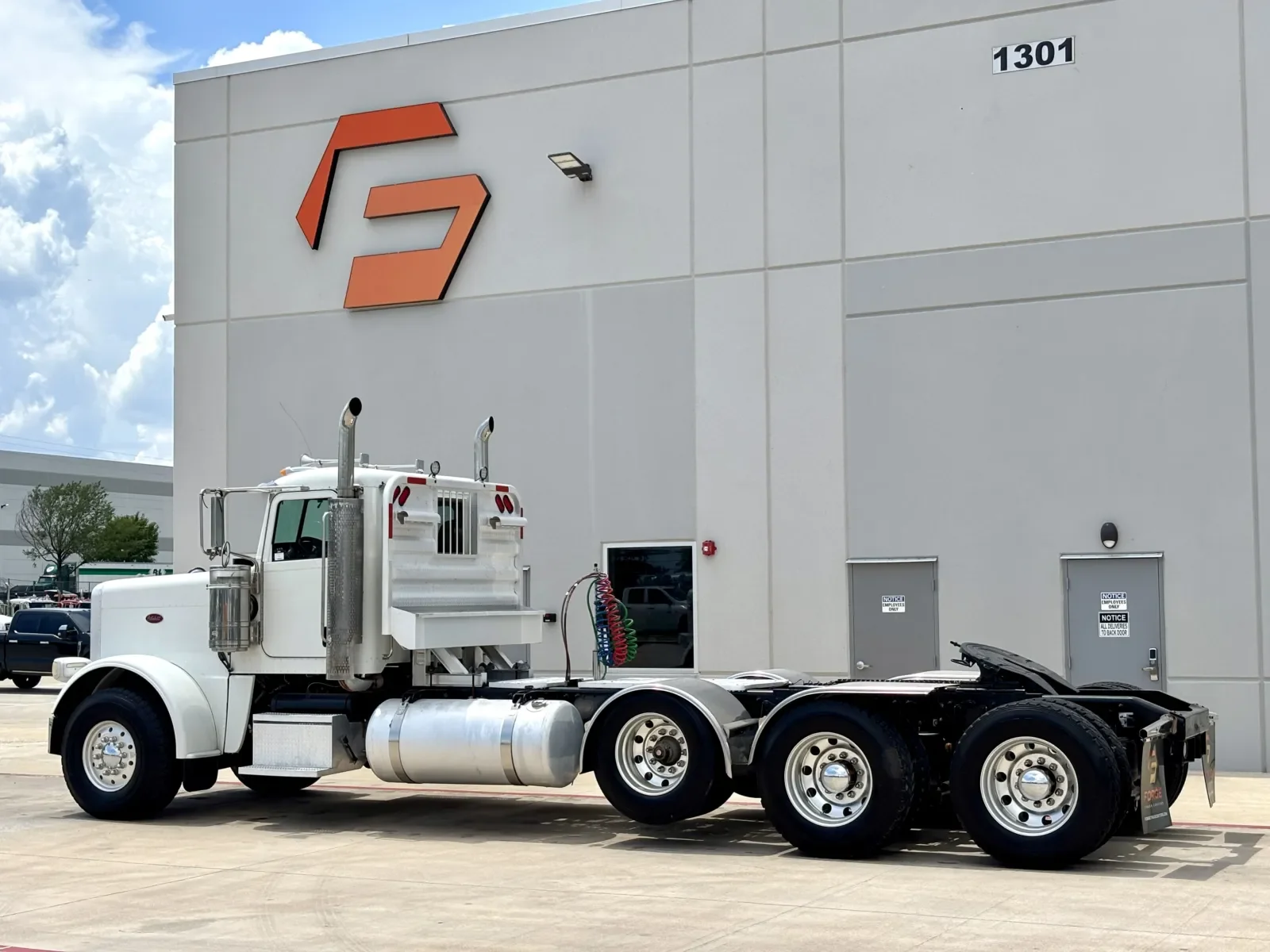 2012 Peterbilt 388 in Hutchins, TX — photo 6