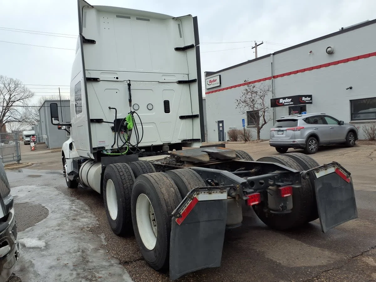 2022 International LT - image 6