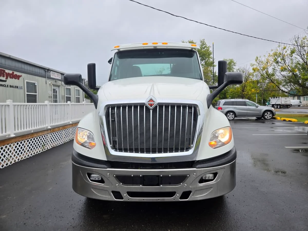 2019 International LT - image 2