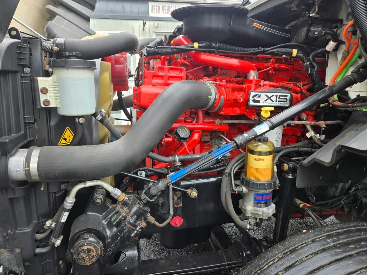 2019 International LT - image 8