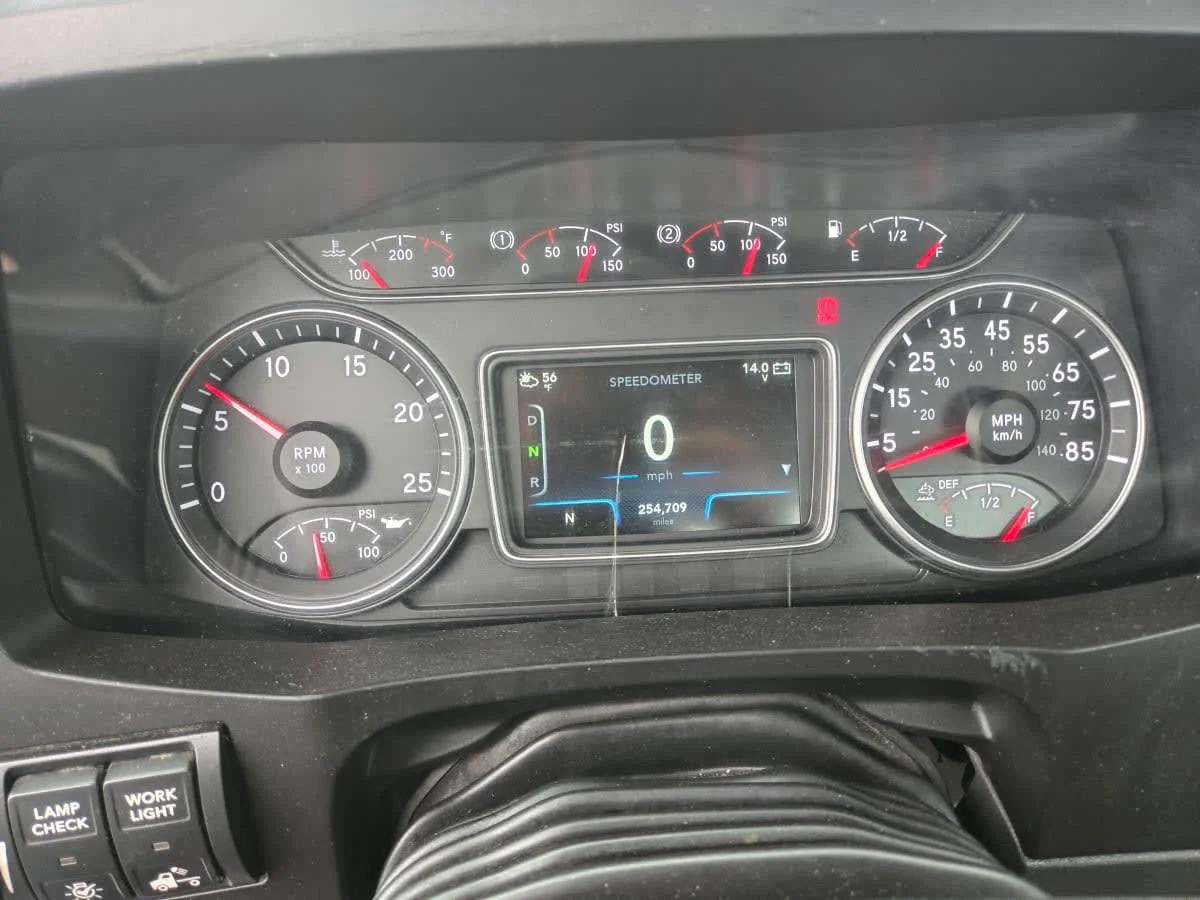 2019 International LT - image 12