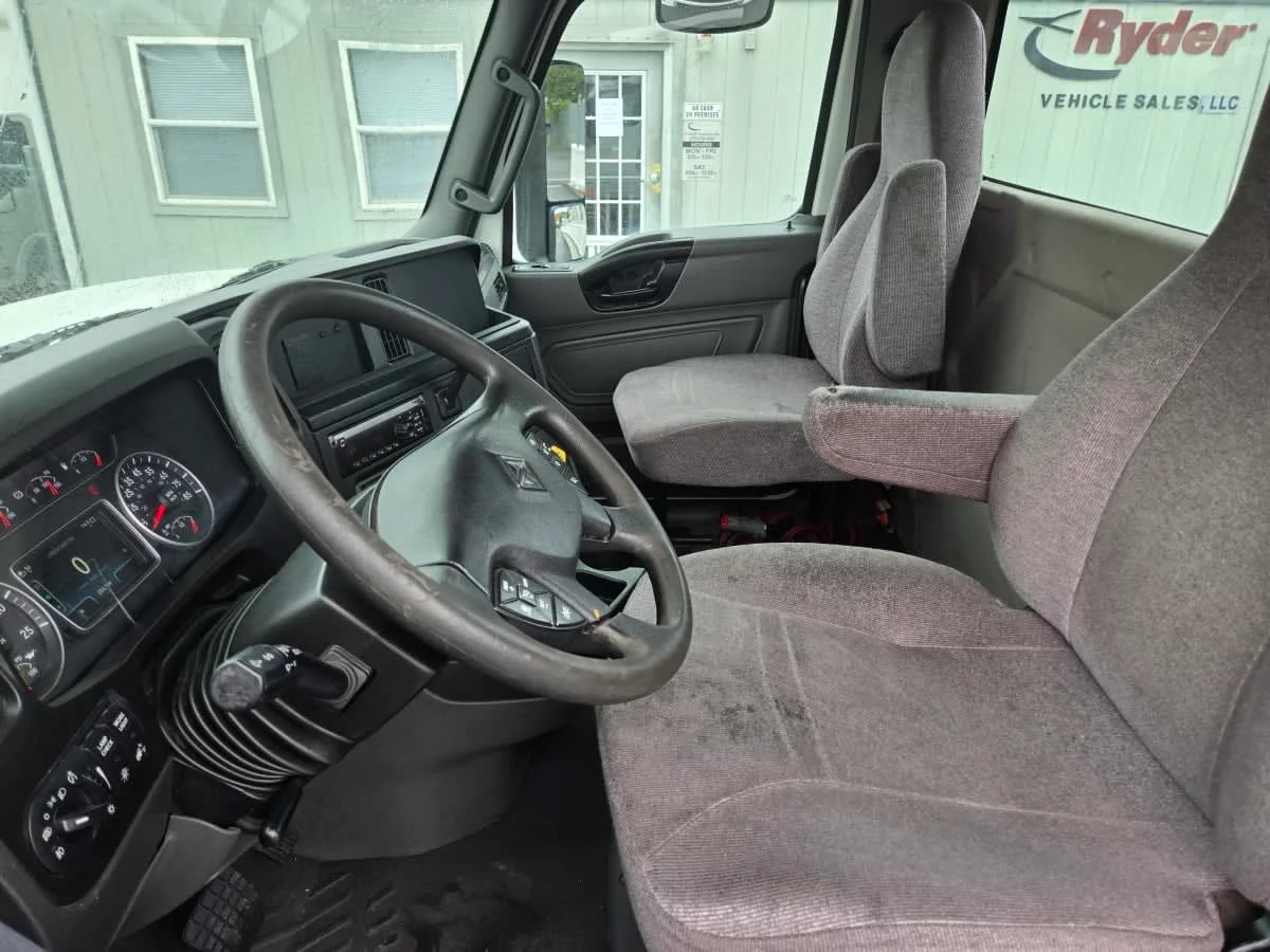 2019 International LT - image 7