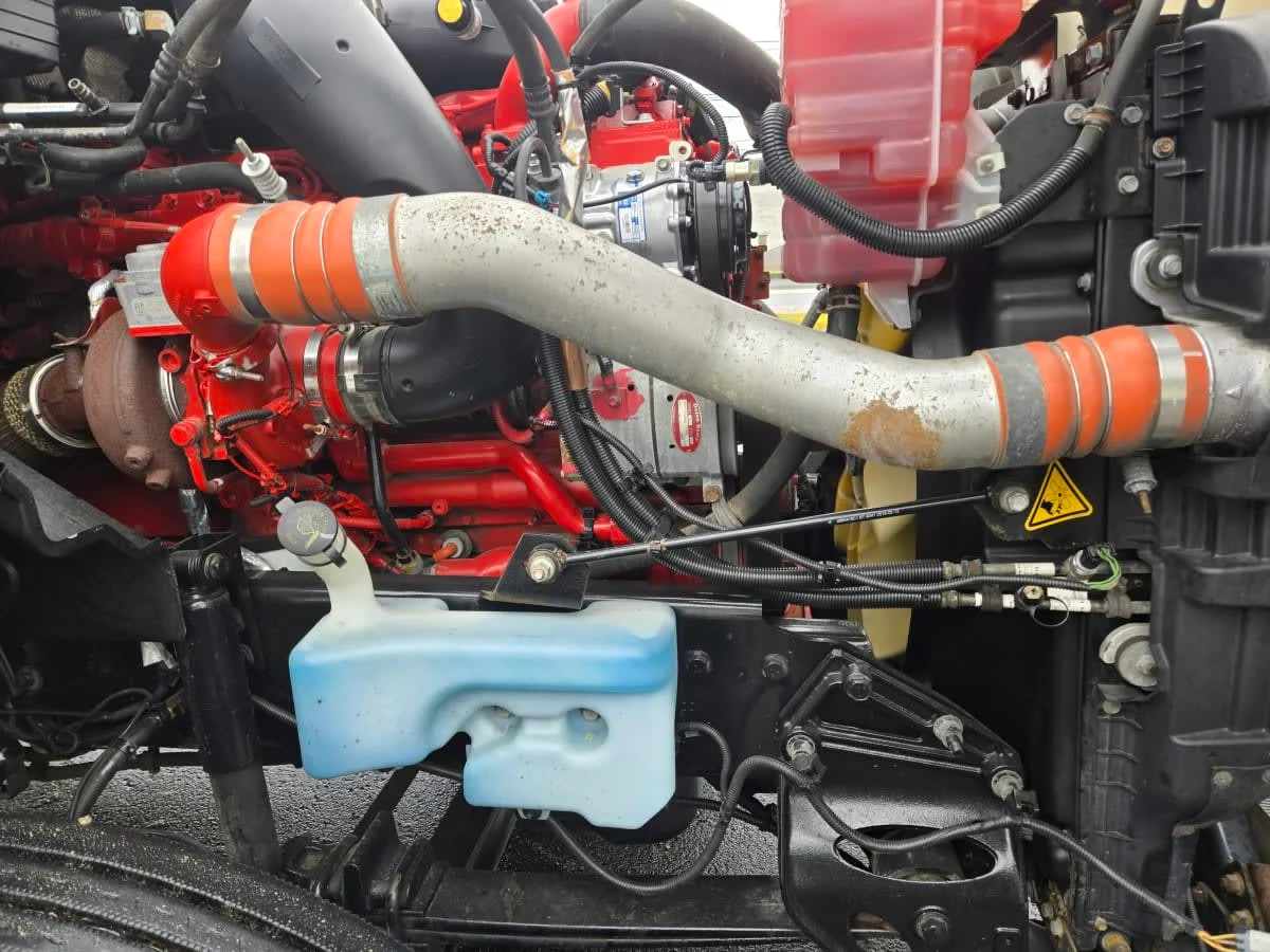 2019 International LT - image 9