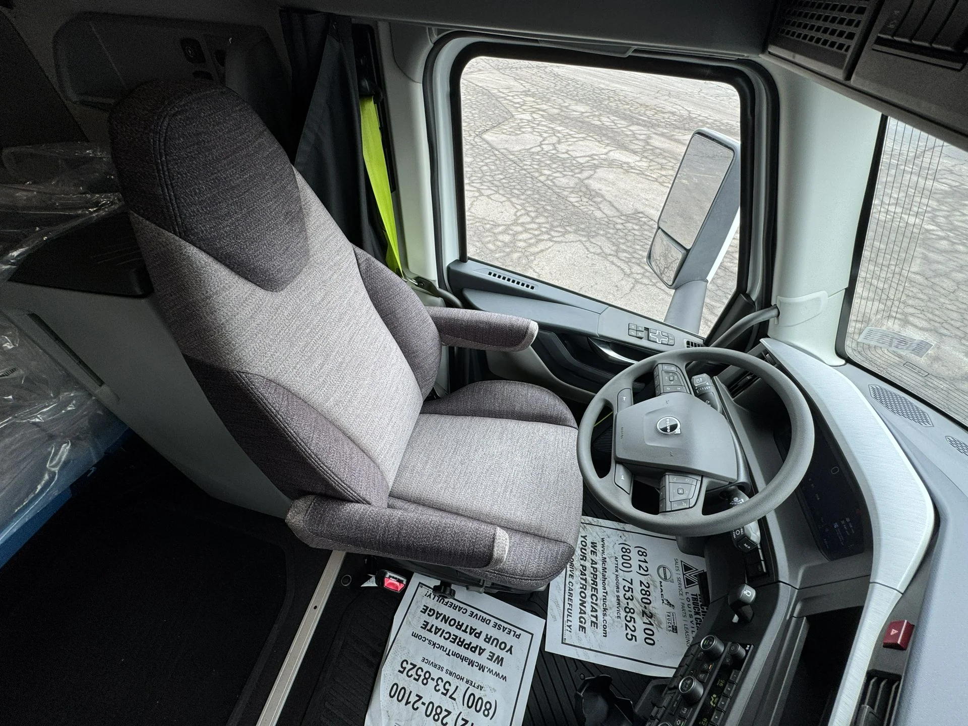 2027 Volvo VNL 860 - image 16