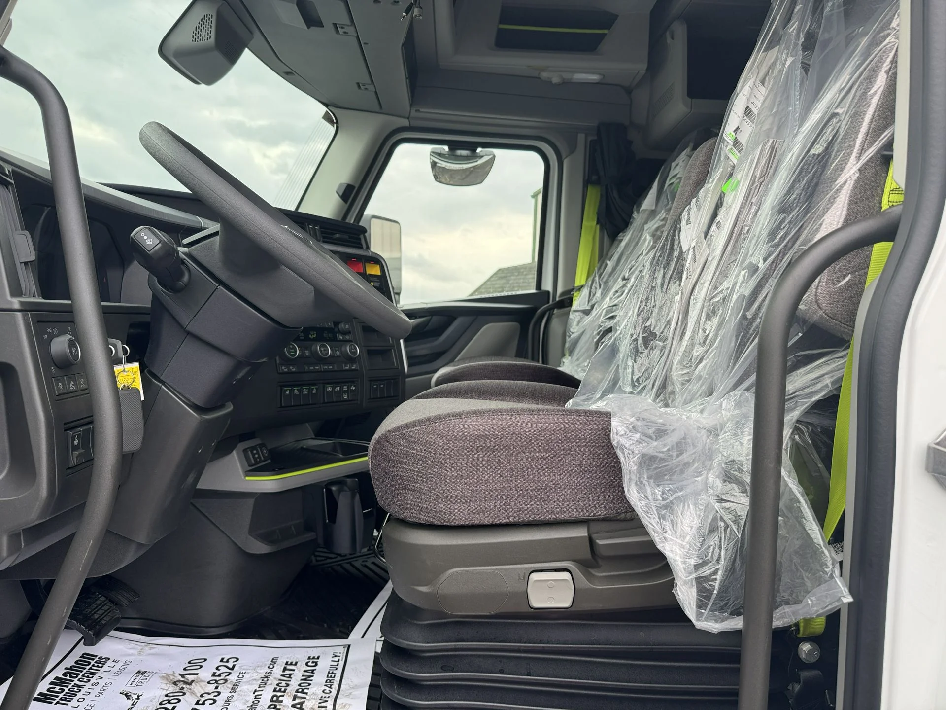 2027 Volvo VNL 860 - image 7