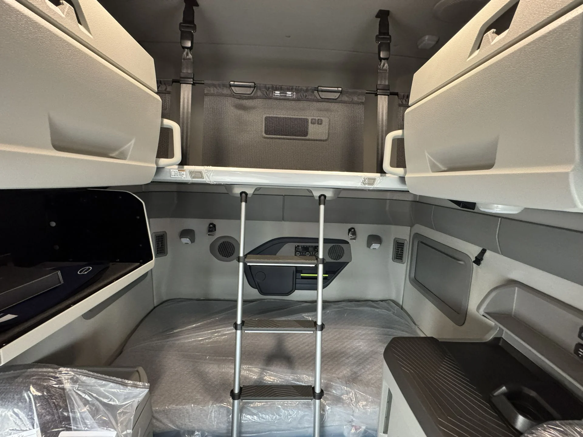 2027 Volvo VNL 860 - image 11