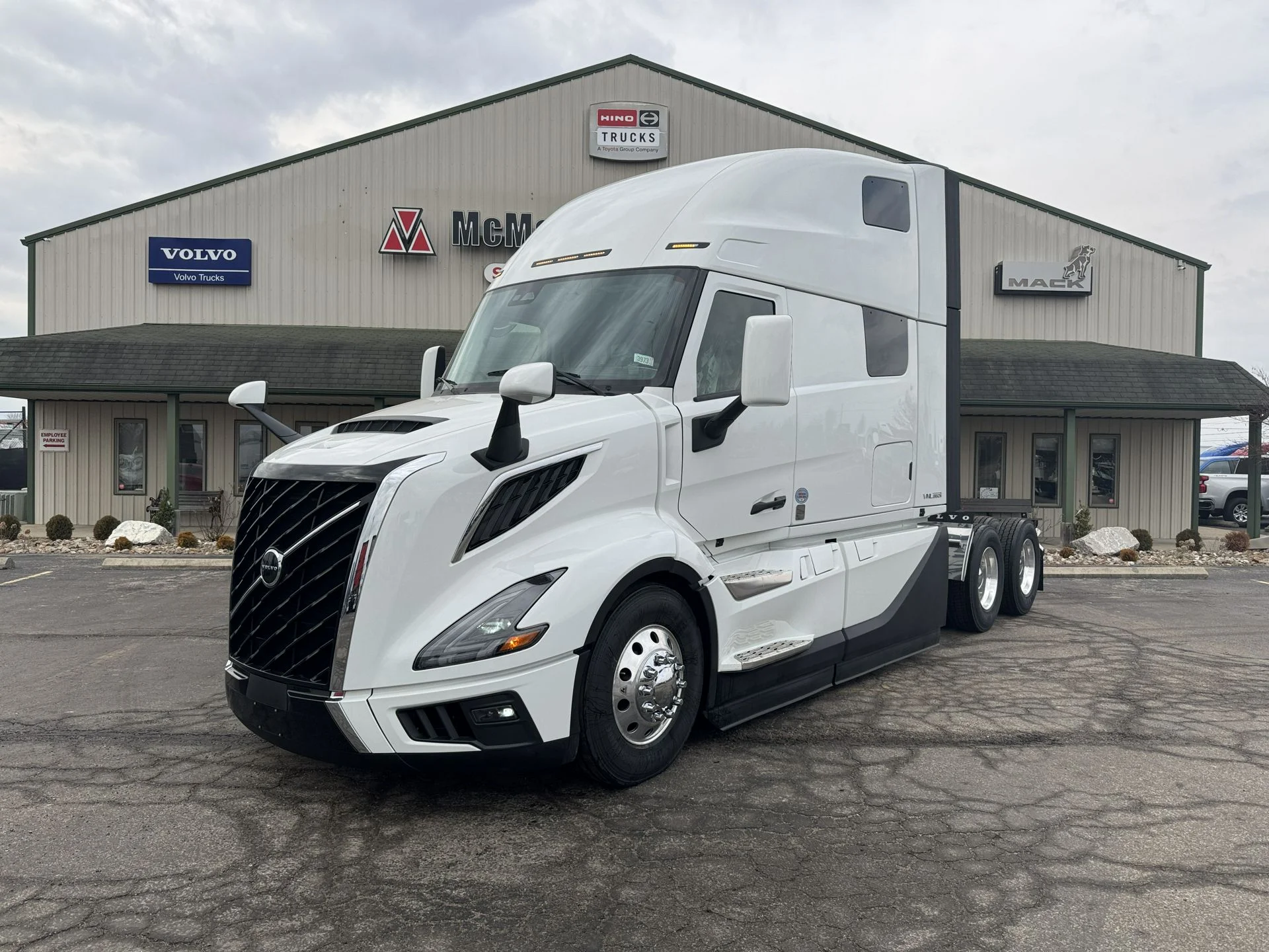 2027 Volvo VNL 860 in Clarksville, IN