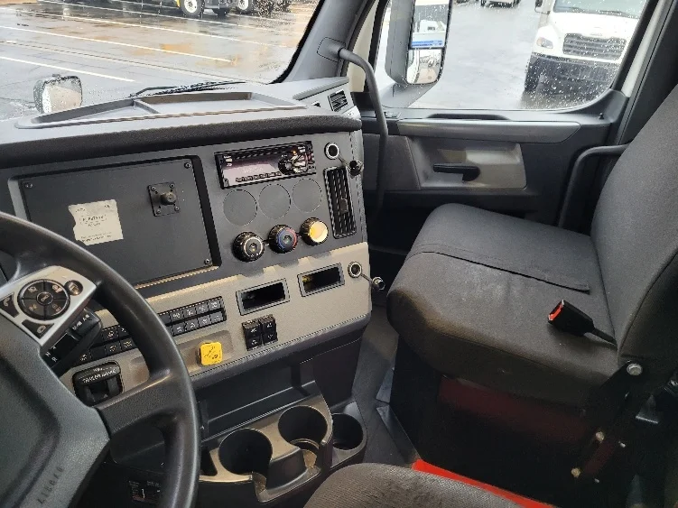 2020 Freightliner Cascadia - image 10