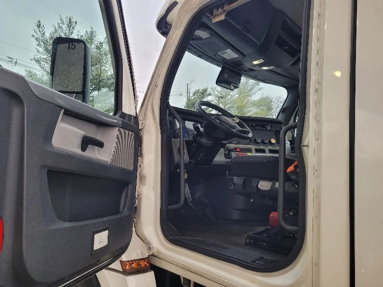 2020 Freightliner Cascadia - image 9