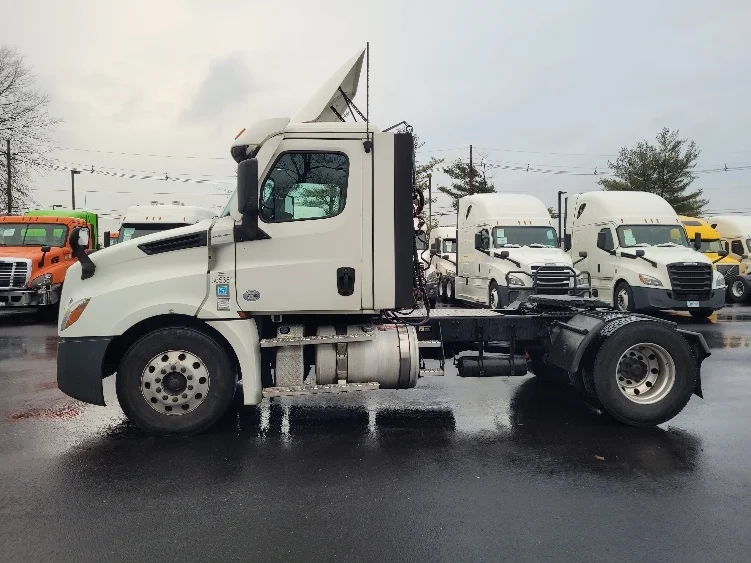 2020 Freightliner Cascadia - image 4