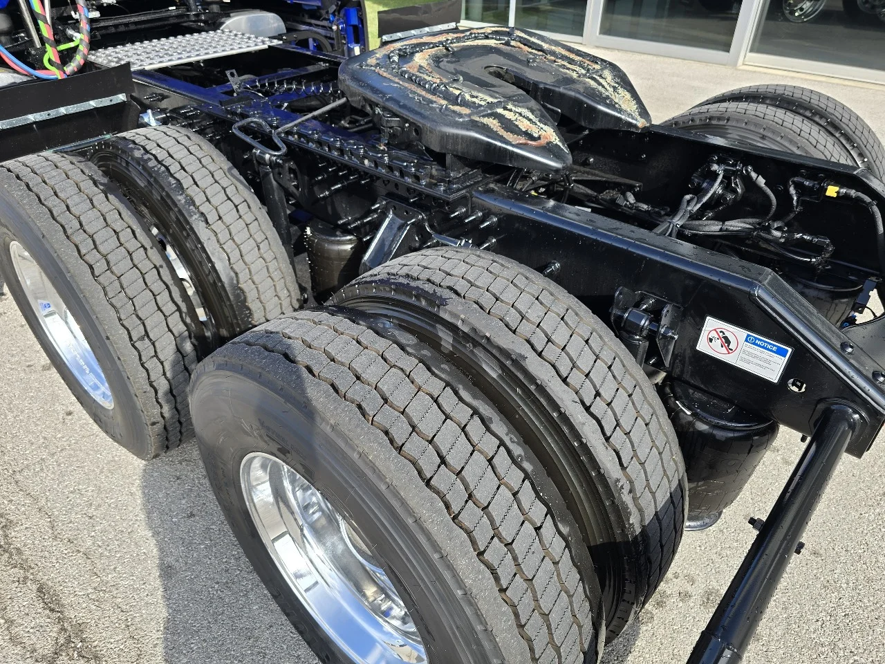 2026 Volvo VNL 860 in Toledo, OH — photo 4