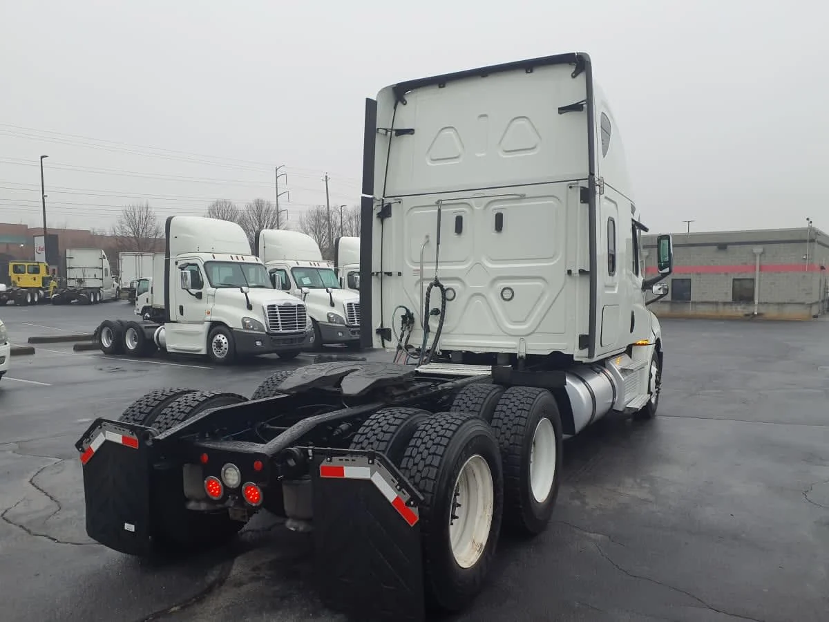 2022 Freightliner Cascadia - image 4