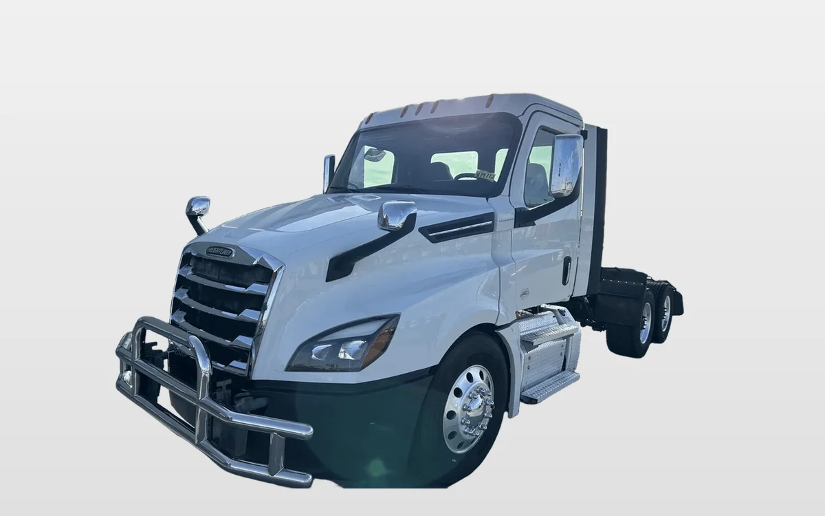 2020 Freightliner Cascadia - image 1