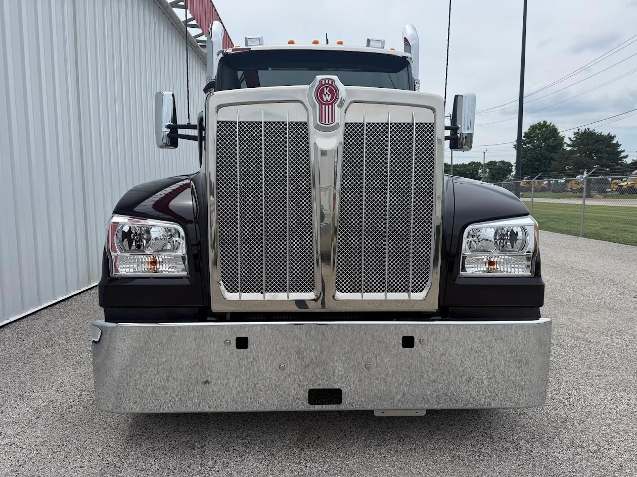 2027 Kenworth W990 in Fenton, MO — photo 2
