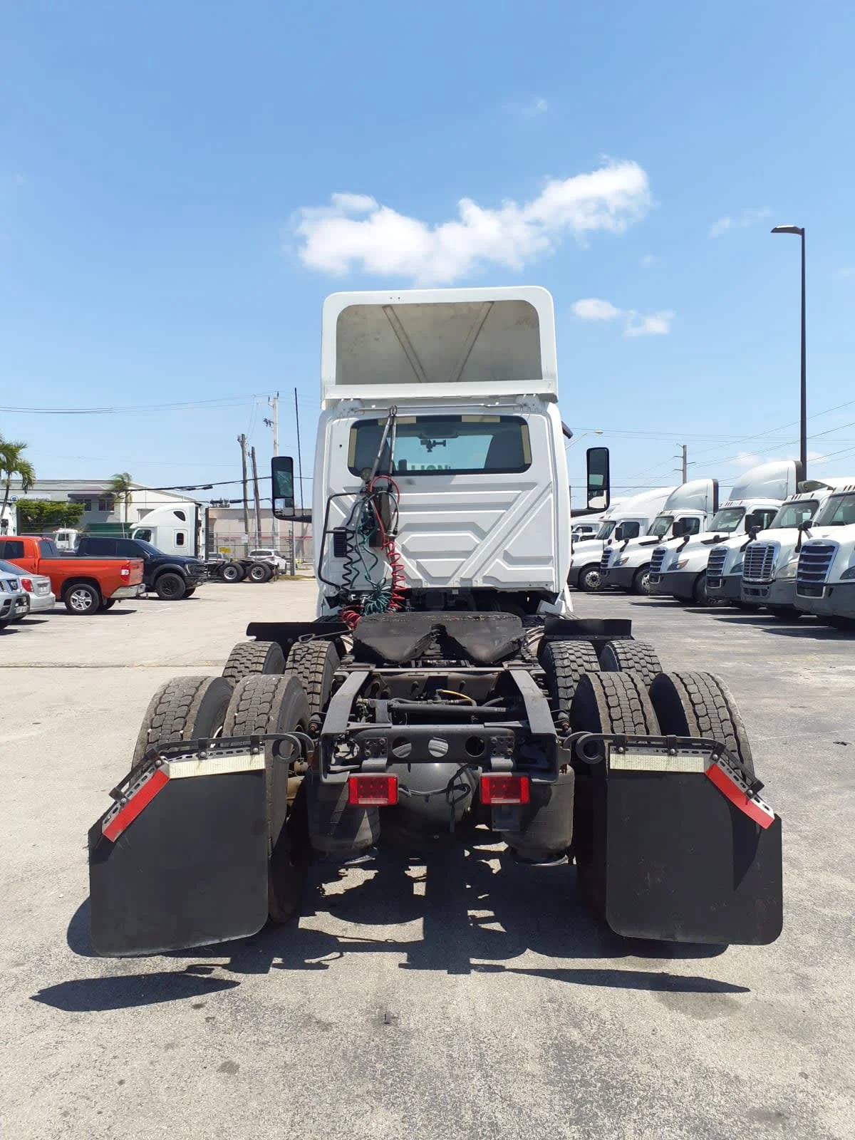 2018 International LT - image 5