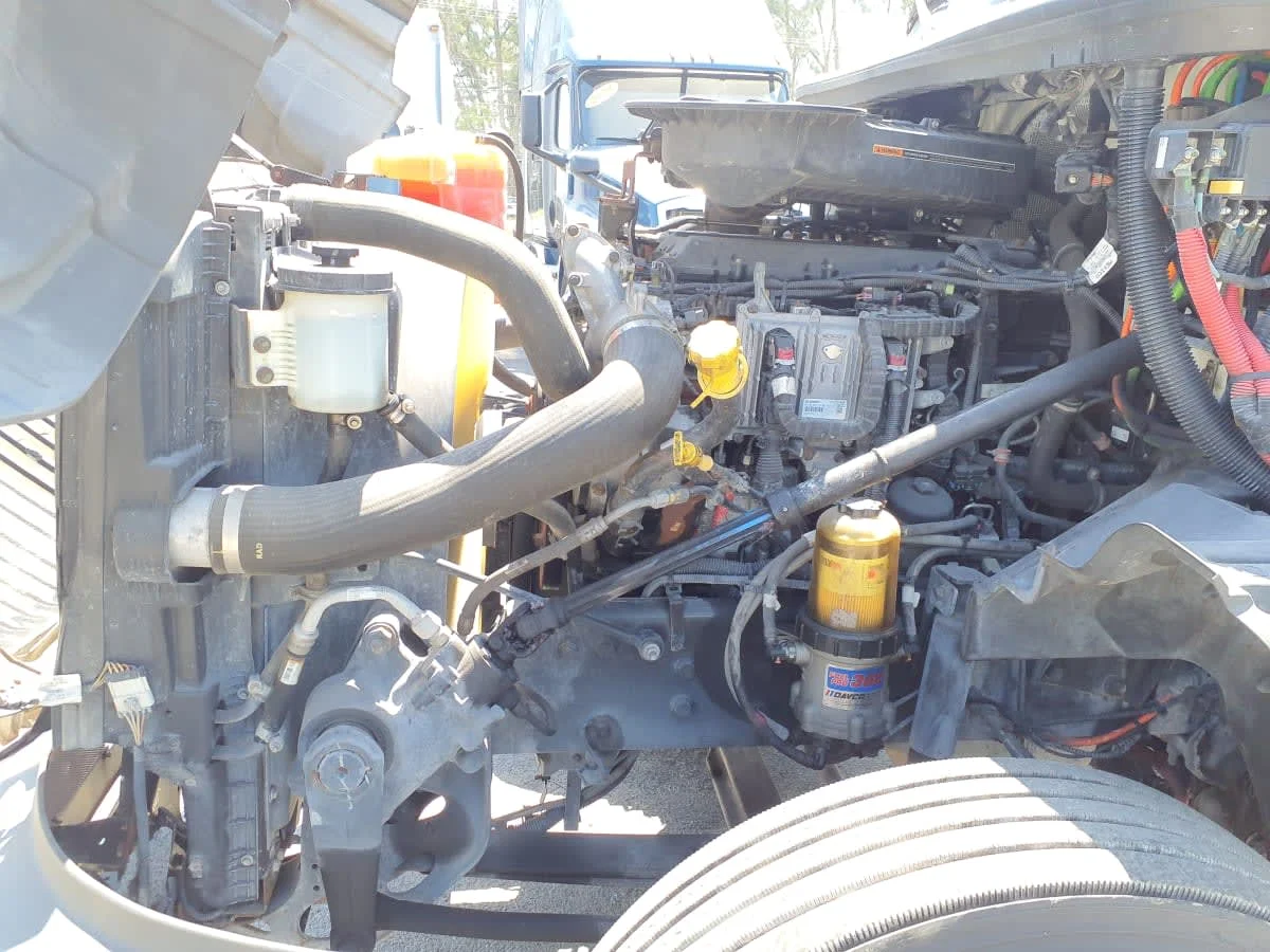 2018 International LT - image 8