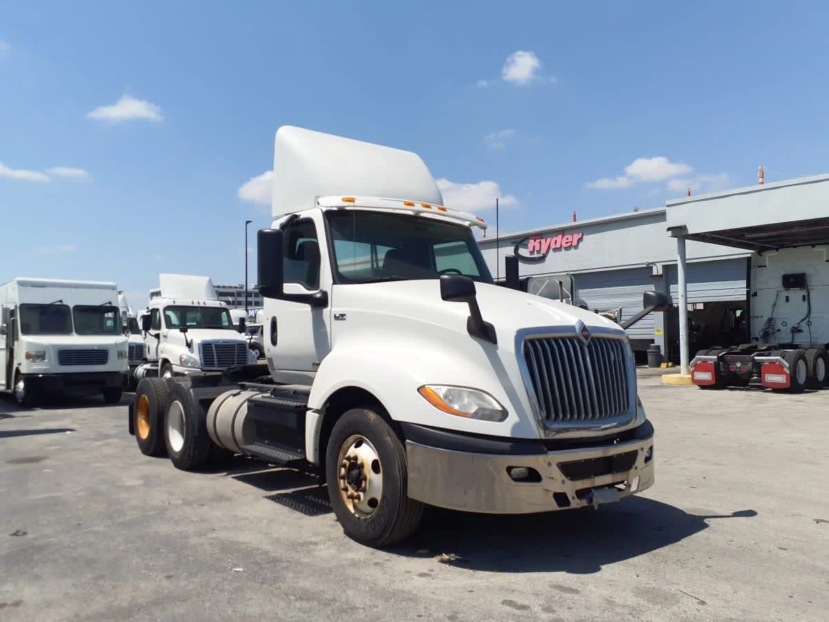 2018 International LT - image 3