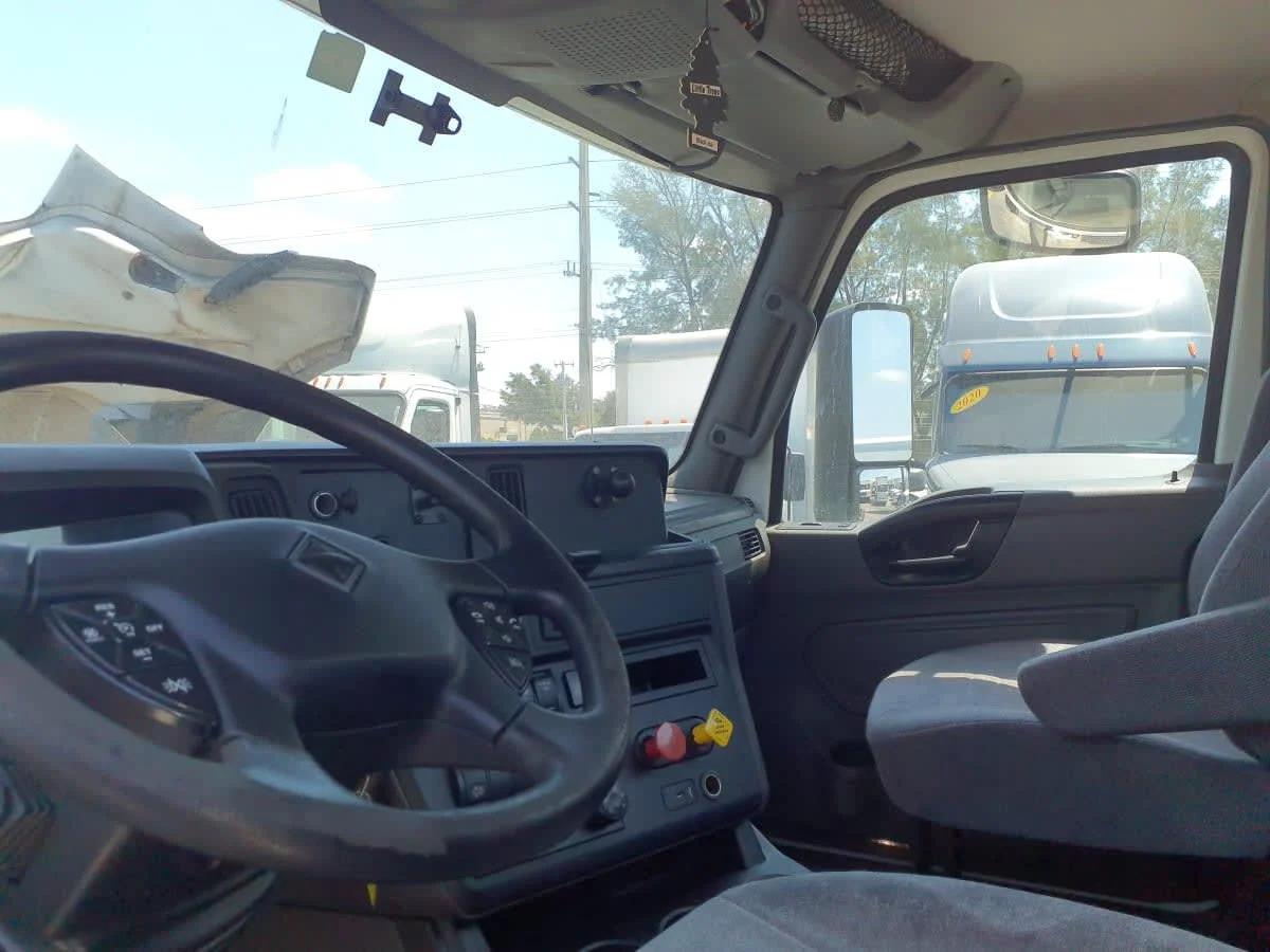 2018 International LT - image 7