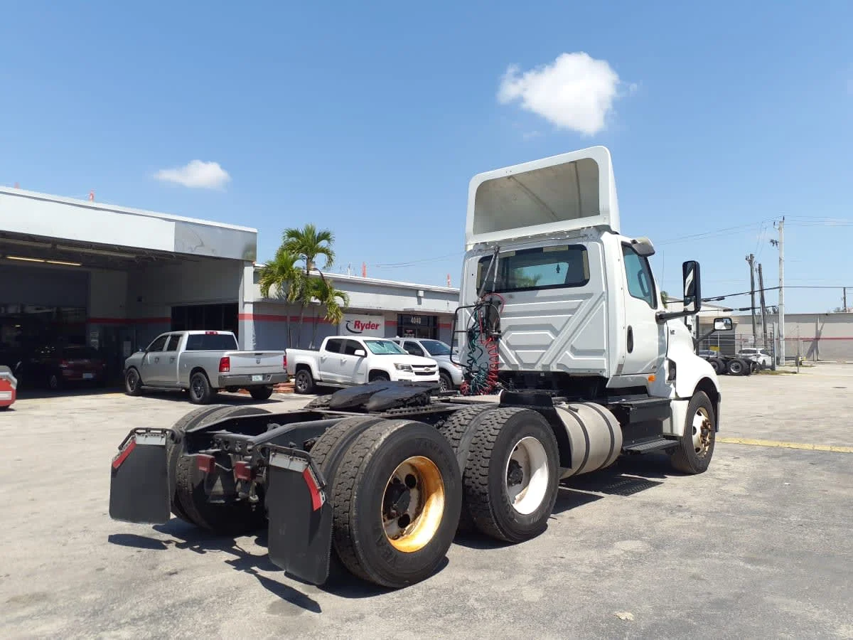 2018 International LT - image 4