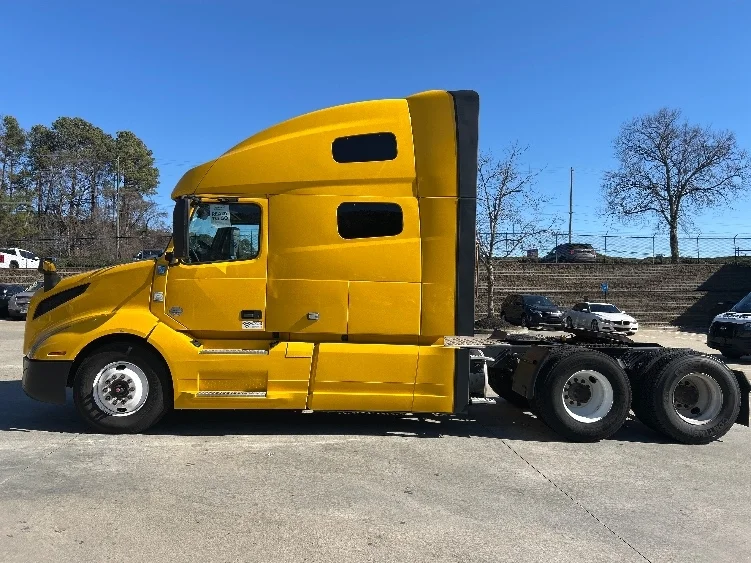2022 Volvo VNL 760 - image 4