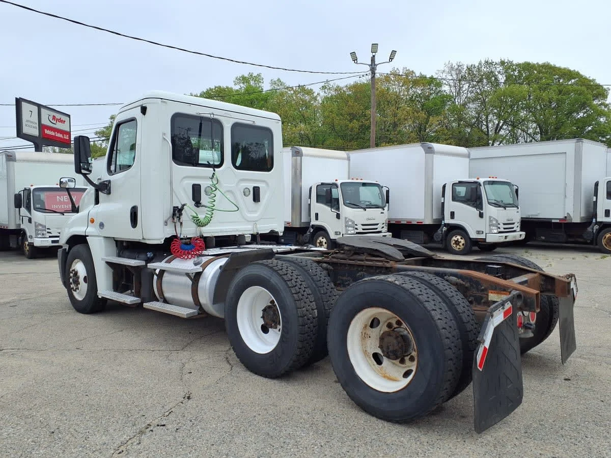 2017 Freightliner Cascadia - image 6