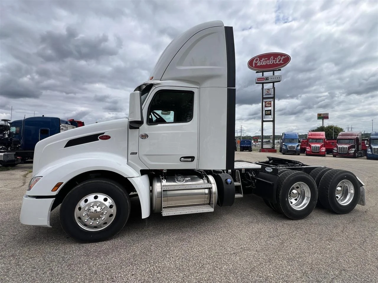 2027 Peterbilt 579 in South St. Paul, MN — photo 3