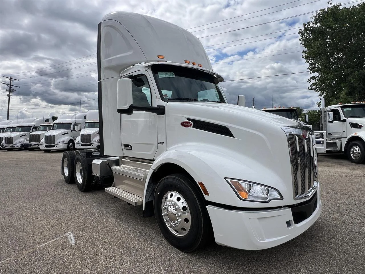 2027 Peterbilt 579 in South St. Paul, MN — photo 2