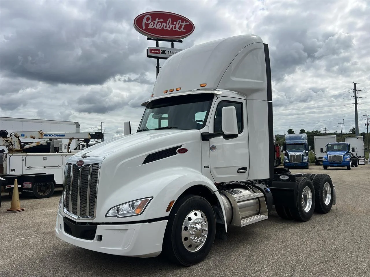 2027 Peterbilt 579 in South St. Paul, MN — photo 12