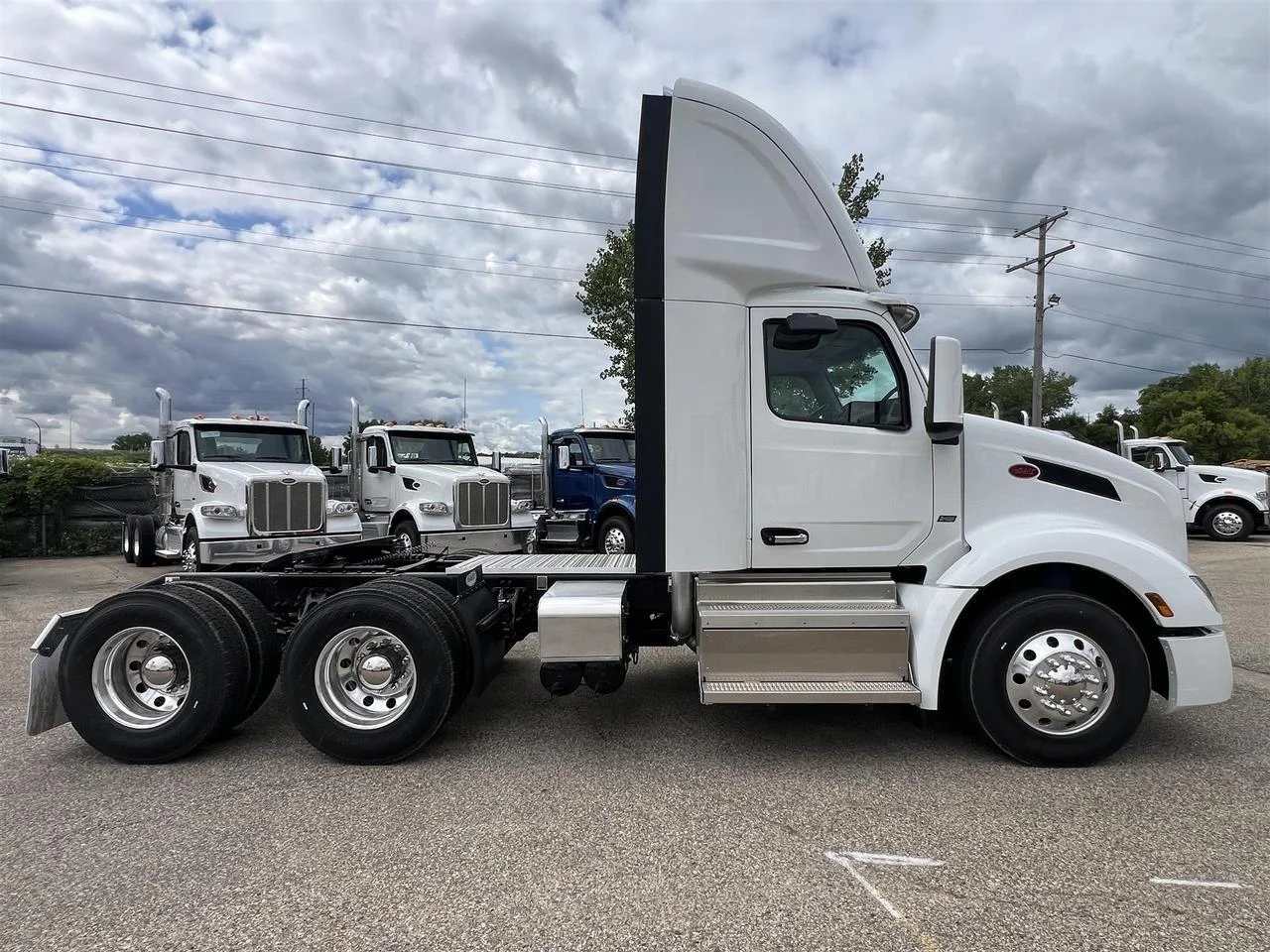 2027 Peterbilt 579 in South St. Paul, MN — photo 4