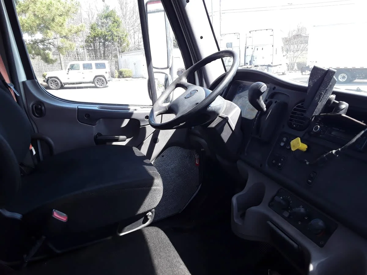 2017 Freightliner M2 106 - image 6