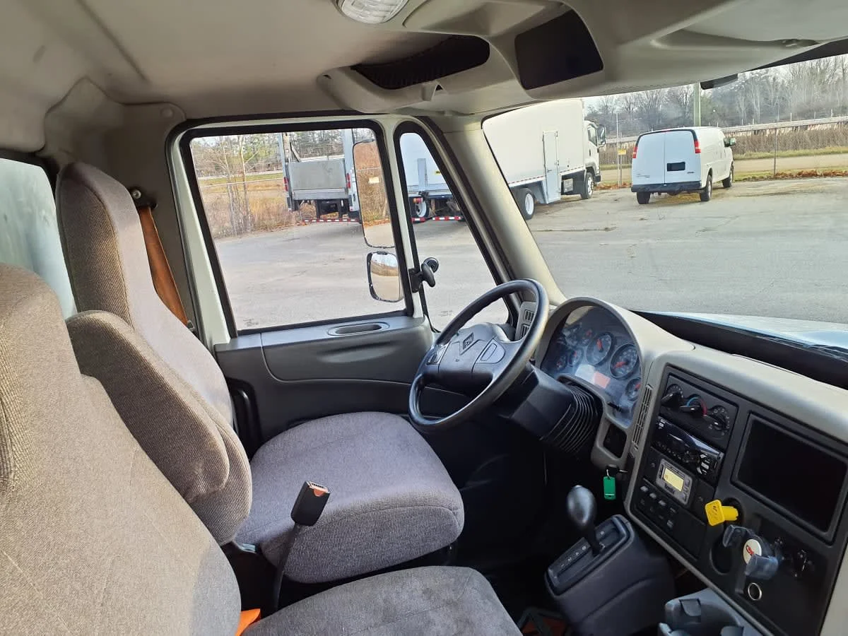 2018 International 4300 - image 7