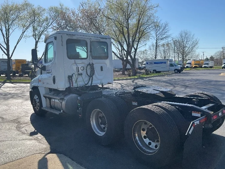 2020 Freightliner Cascadia - image 5