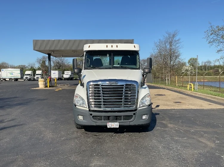 2020 Freightliner Cascadia - image 2