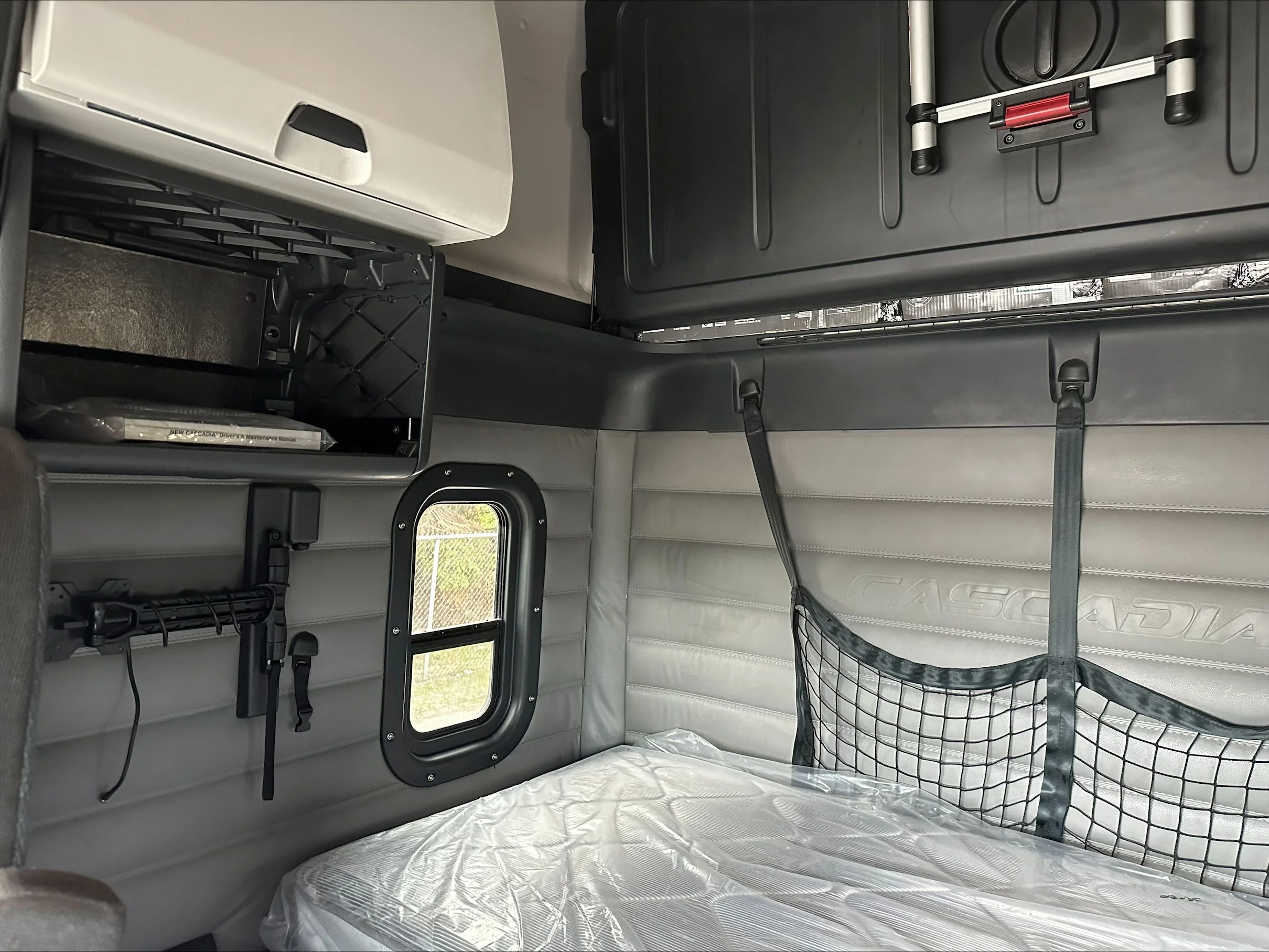 2023 Freightliner Cascadia - image 12