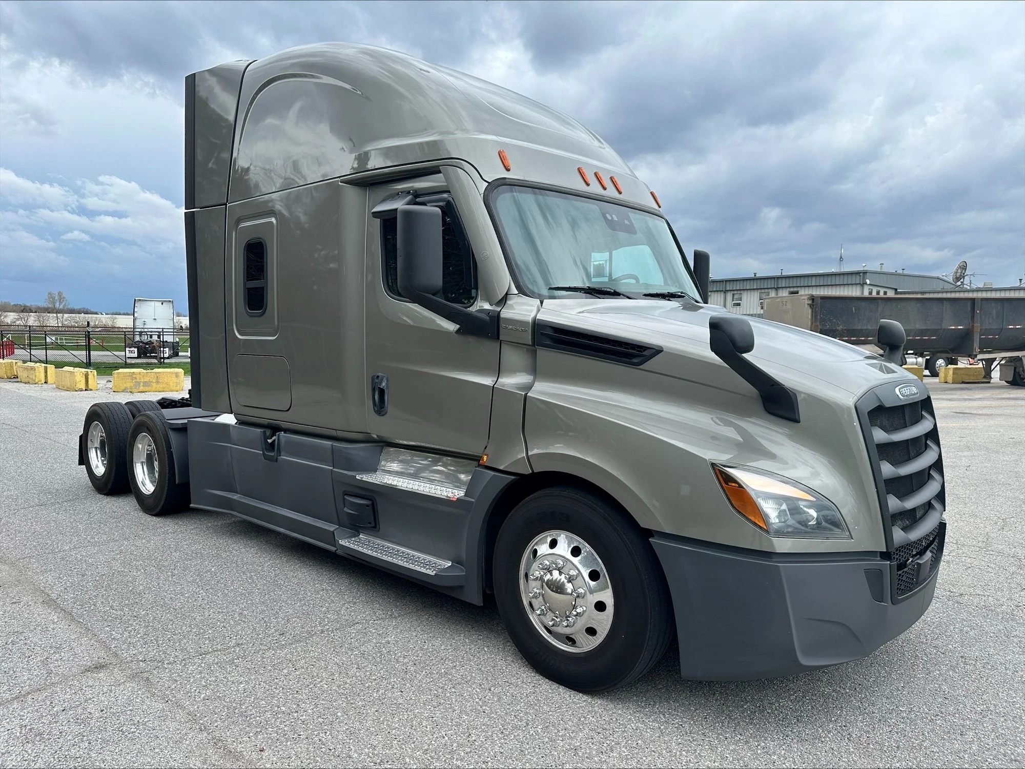 2023 Freightliner Cascadia - image 2