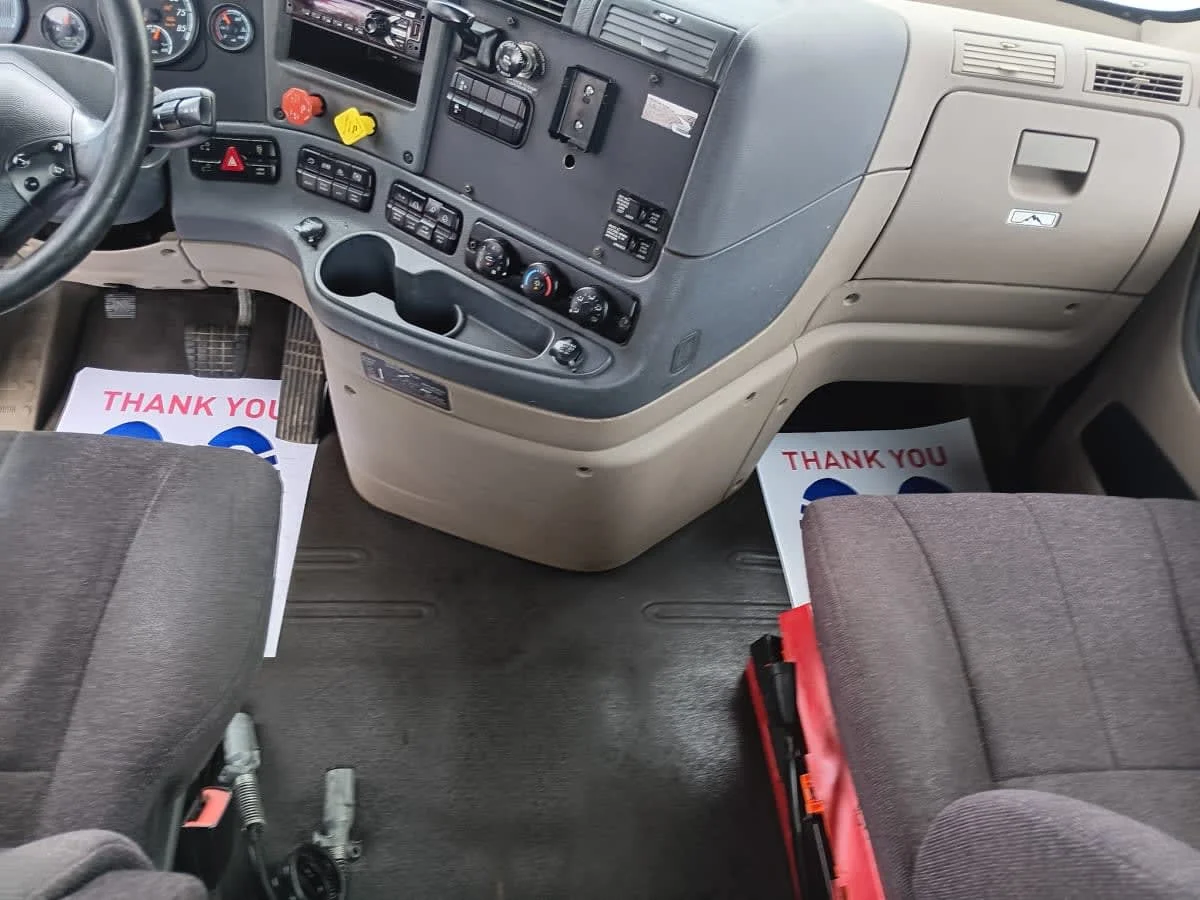 2019 Freightliner Cascadia - image 7