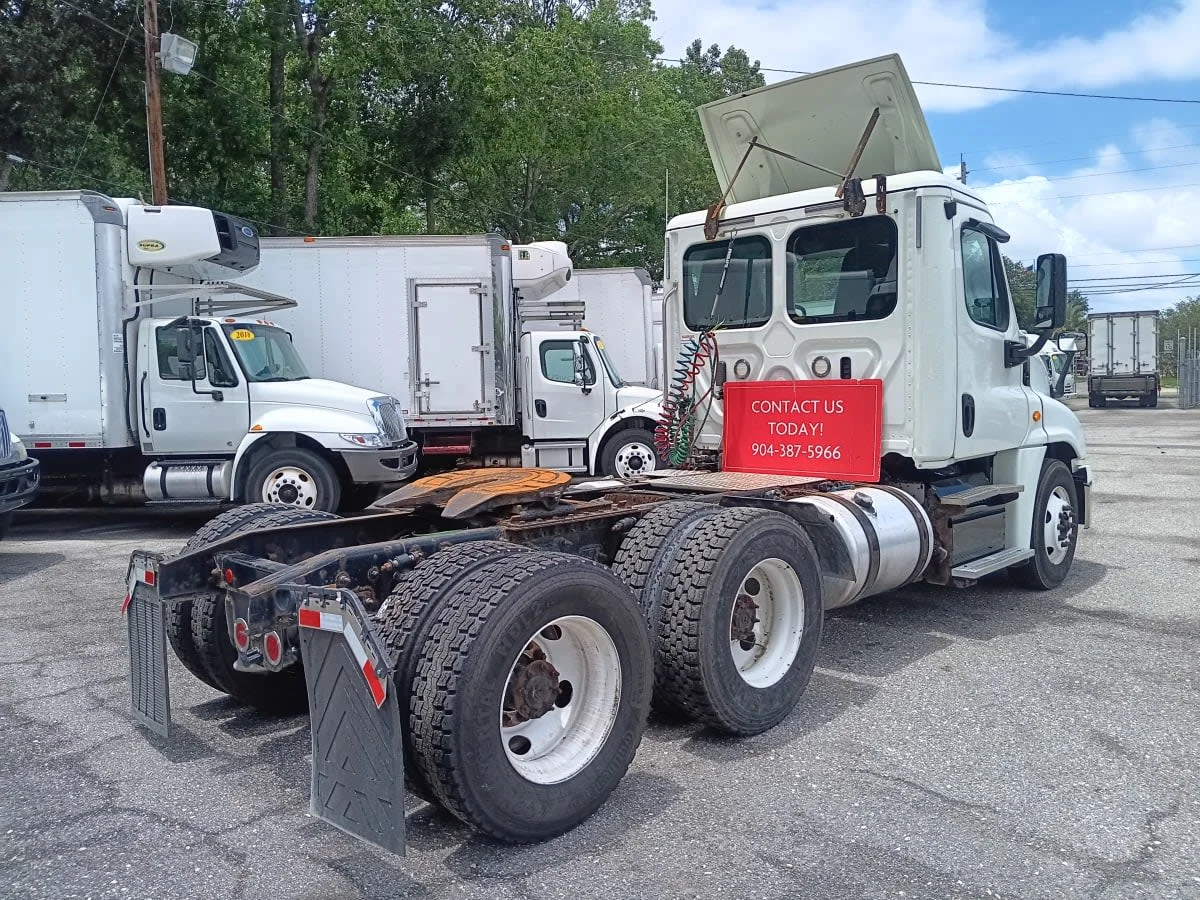 2019 Freightliner Cascadia - image 4