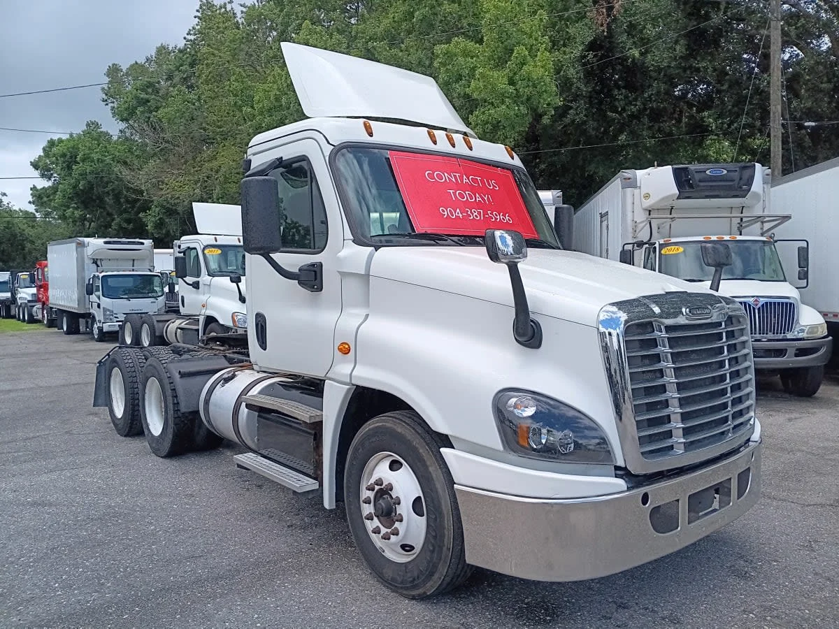 2019 Freightliner Cascadia - image 3