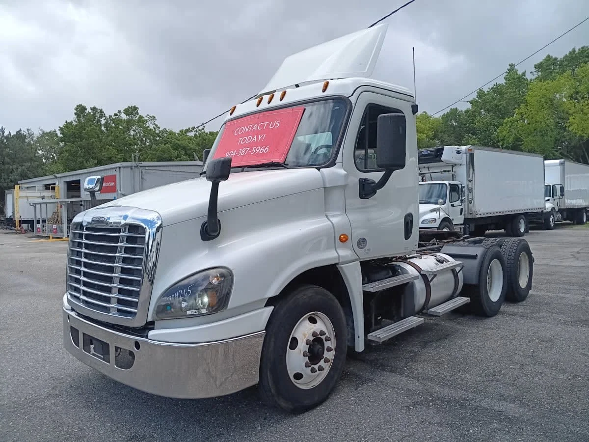 2019 Freightliner Cascadia - image 2
