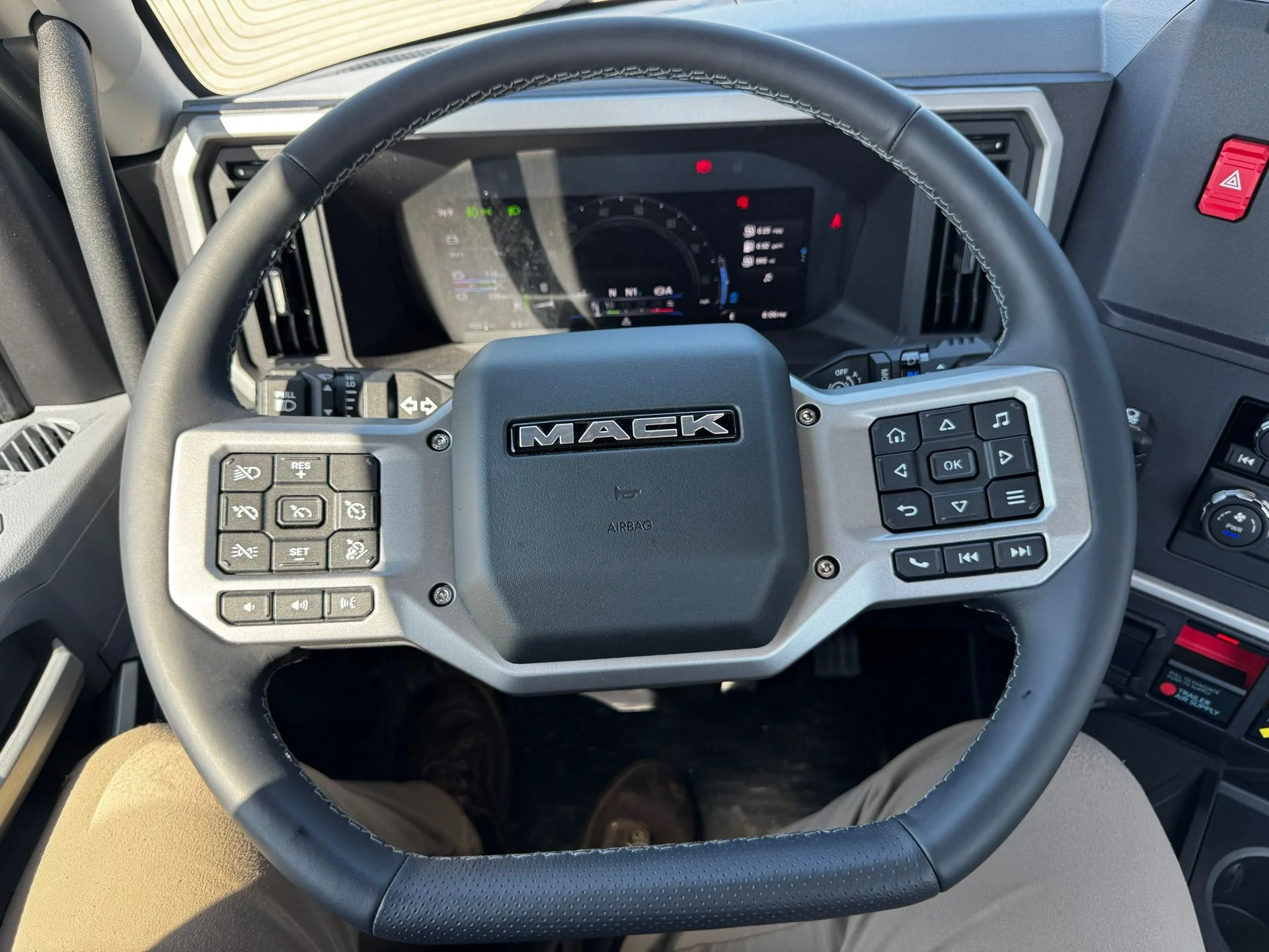 2026 Mack Pinnacle in La Vergne, TN — photo 11