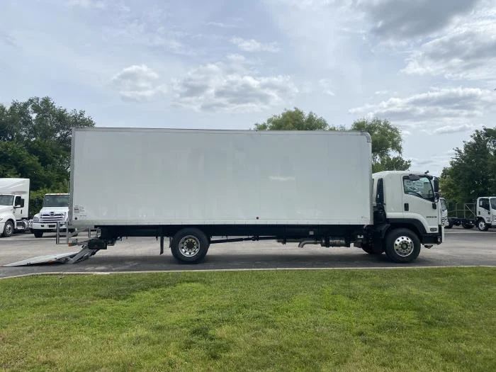 2025 Isuzu FTR in Olathe, KS — photo 5