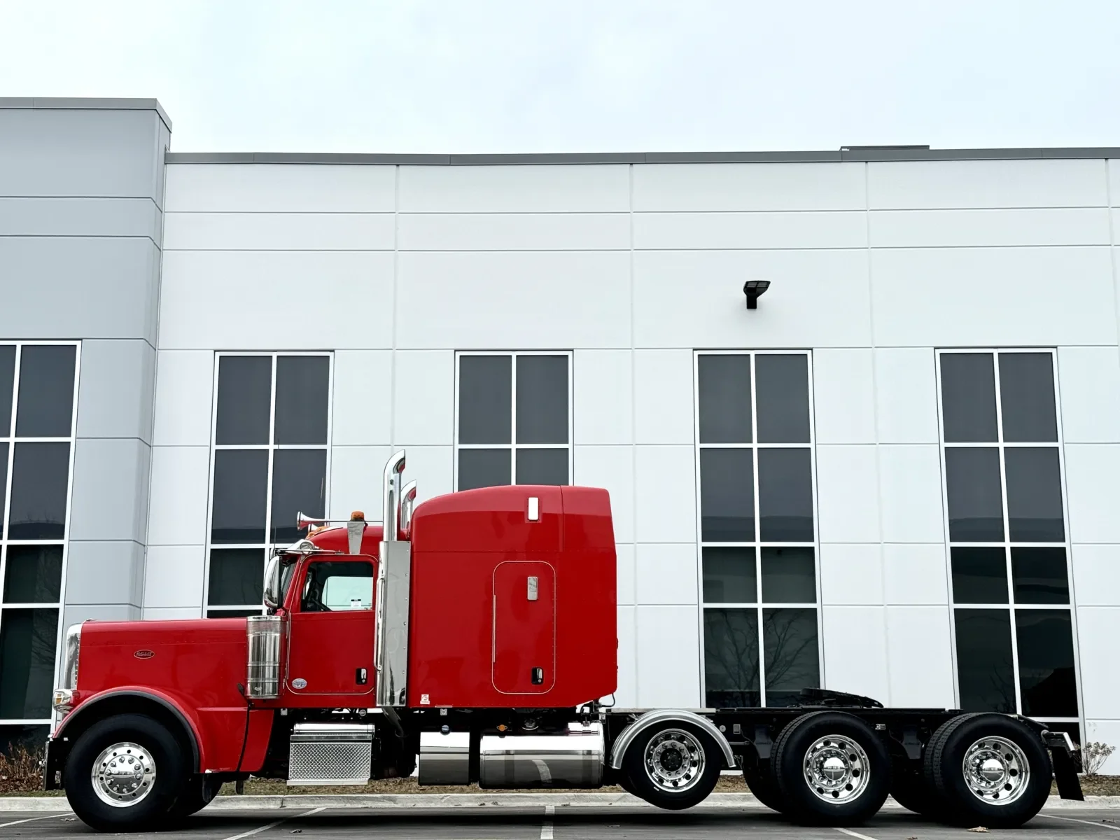 2024 Peterbilt 389 in New Lenox, IL — photo 4