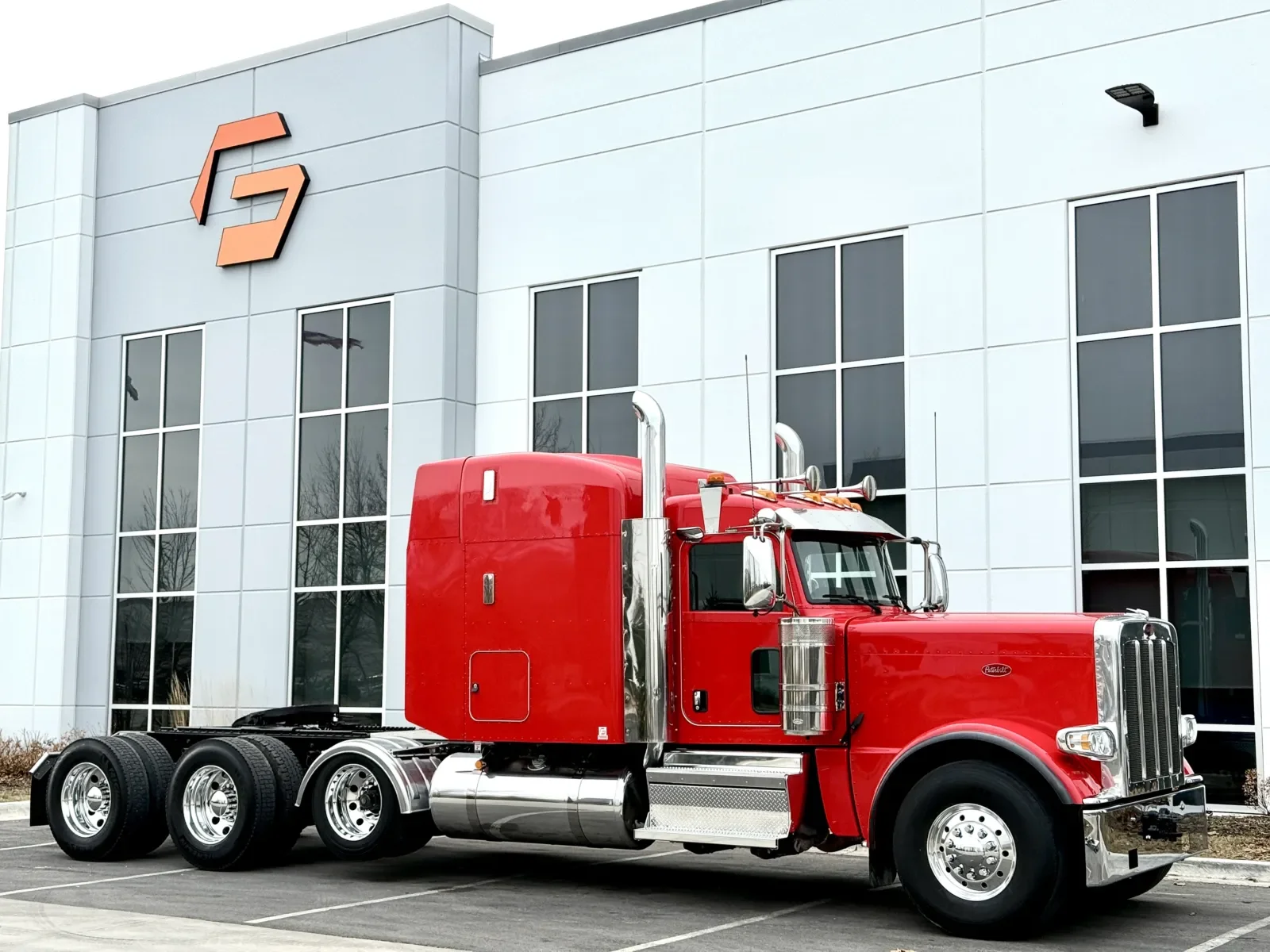 2024 Peterbilt 389 in New Lenox, IL — photo 2