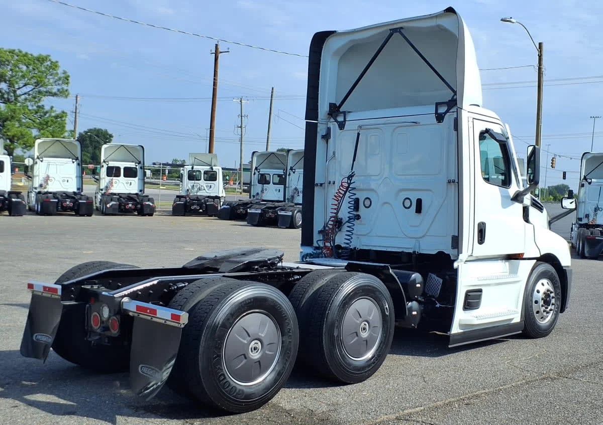 2022 Freightliner Cascadia in Memphis, TN — photo 4