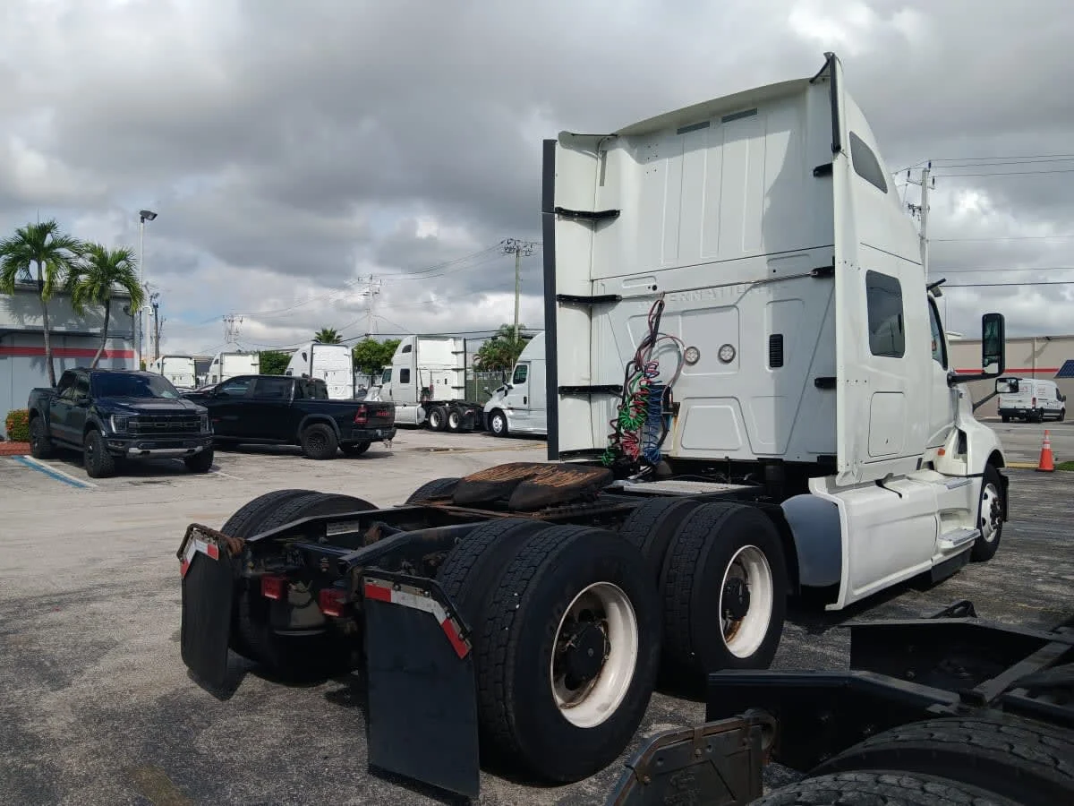 2020 International LT - image 4