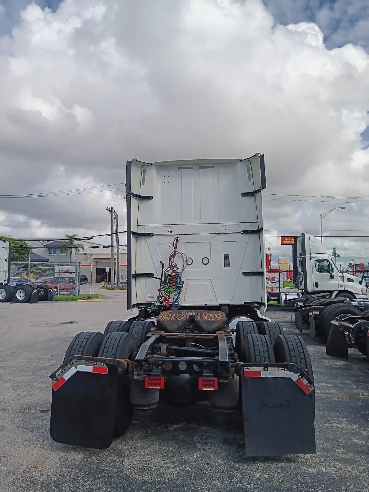 2020 International LT - image 5