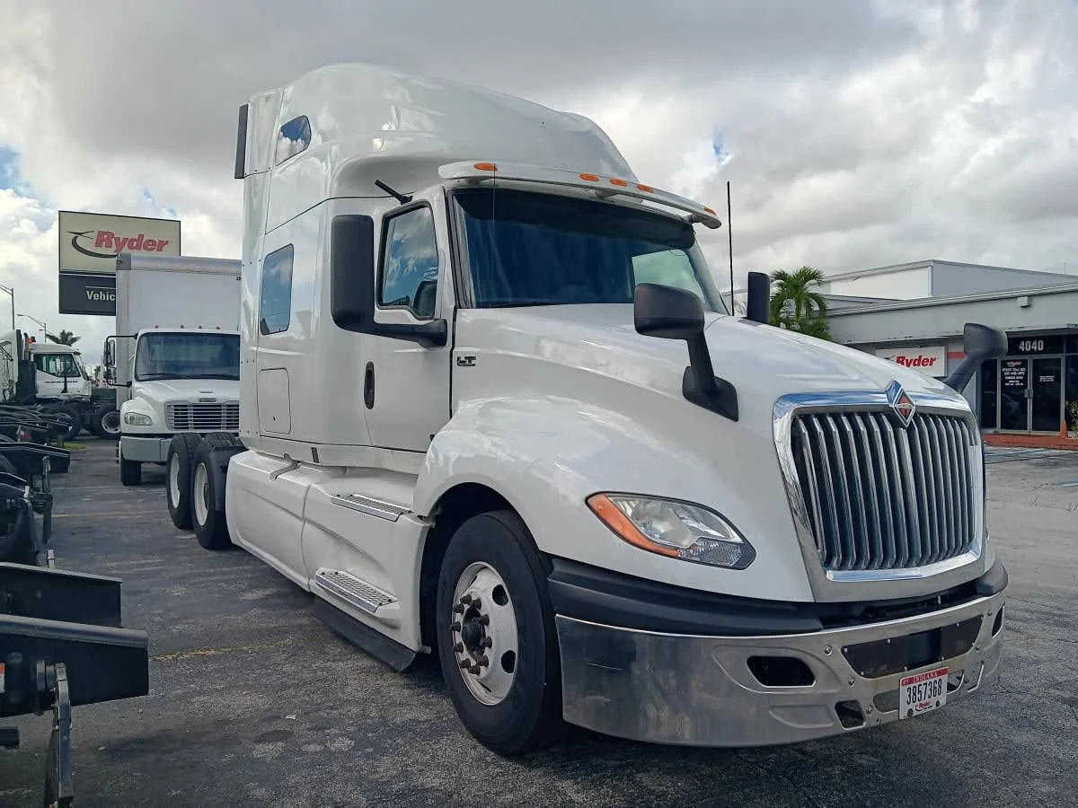 2020 International LT - image 3