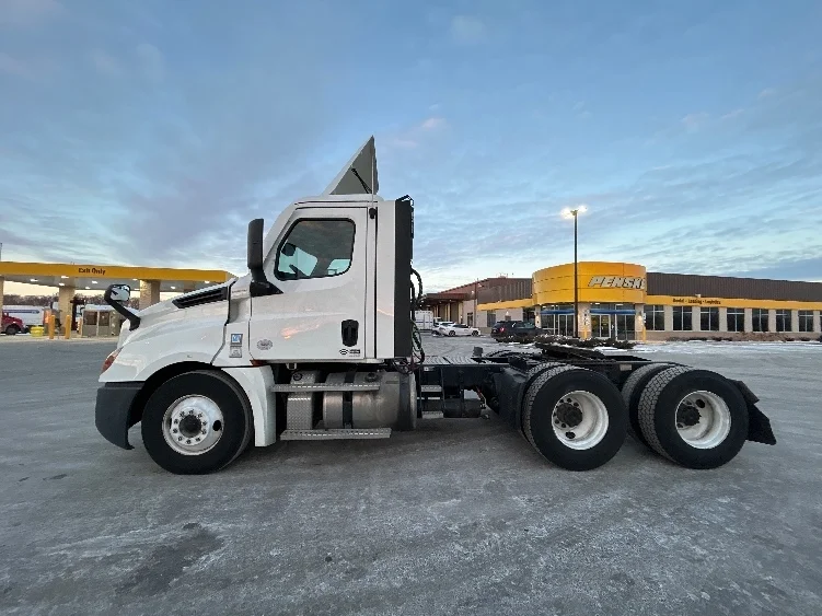 2021 Freightliner Cascadia in La Porte, IN — photo 4
